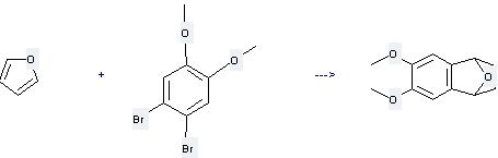 Het 1,2-dibromo-4,5-dimethoxy benzeen, kan worden gebruikt om 1,4 te produceren dihydro-6,7-dimethoxy bij de temperatuur van -78°C